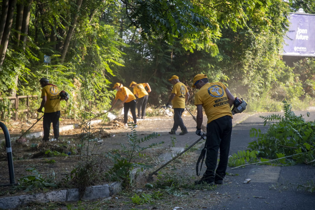 2 resize Italy: 50 Muslim and Scientologists joined to clean up the main Street of the Great Mosque of Rome